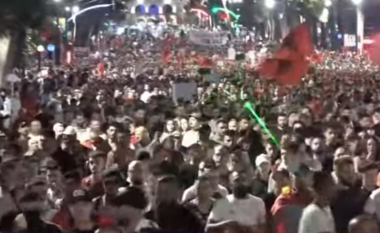 Pjesëmarrje masive/ Protestuesit bllokojnë rrugën e Durrësit: Çohuni nga kafja