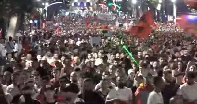 Pjesëmarrje masive  Protestuesit bllokojnë rrugën e Durrësit  Çohuni nga kafja
