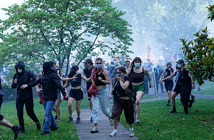 Mijëra njerëz protestojnë për G7 në Gjenevë  ndërsa Trump dhe udhëheqës të tjerë përgatiten për samitin në Francë