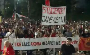 Mijëra qytetarë “pushtojnë” Bulevardin: Rama jepe dorëheqjen!