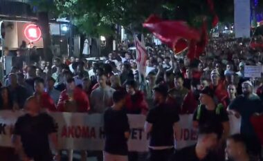 Nis sërish marshimi masiv në rrugët kryesore të Tiranës, protestuesit nuk ndalojnë revoltën