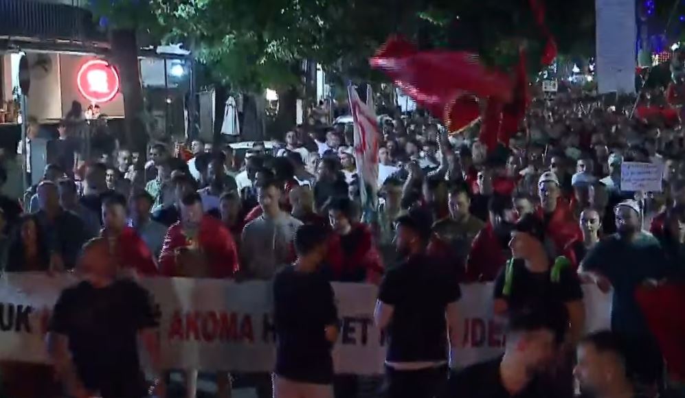 Nis sërish marshimi masiv në rrugët kryesore të Tiranës  protestuesit nuk ndalojnë revoltën