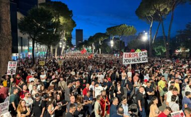 Pas disa orësh protestë para Kryeministrisë, mijëra qytetarë nisin marshimin në rrugët e Tiranës: Rama jepe dorëheqjen!