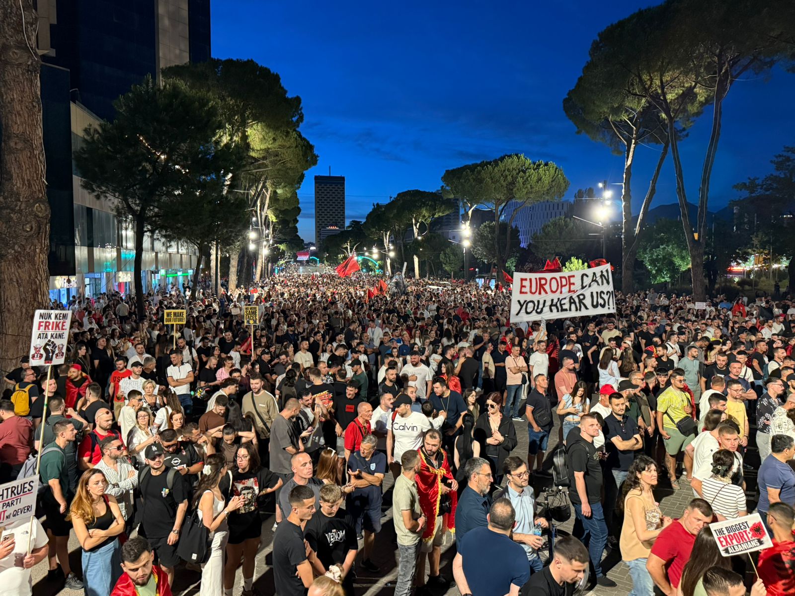 Pas disa orësh protestë para Kryeministrisë, mijëra qytetarë nisin marshimin në rrugët e Tiranës: Rama jepe dorëheqjen!