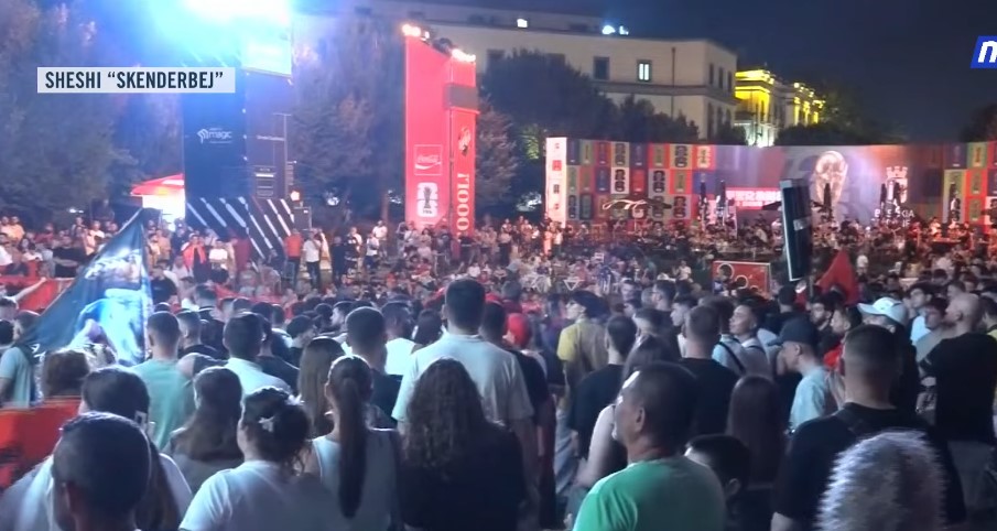 Protesta e 17 të  Pas Kryeministrisë dhe marshimit kilometrik  mbyllet protesta në shesh  Nesër më shumë