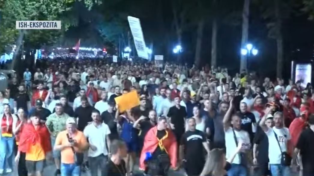 Marshim masiv i protestuesve, vargu kilometrik kalon nga ish ekspozita: Rama në burg, Berisha në burg