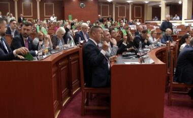 Mazhoranca nuk bën dot numrat në Kuvend, shtyn seancën në orën 18:30 për votimin e projektligjeve me shumicë të cilësuar