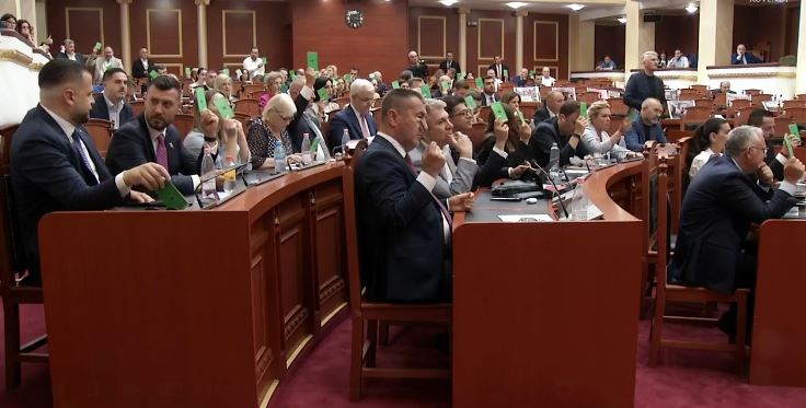 Mazhoranca nuk bën dot numrat në Kuvend  shtyn seancën në orën 18 30 për votimin e projektligjeve me shumicë të cilësuar