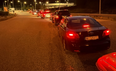 Po vijnë për protestën? Radhë të gjata automjetesh në Kapshticë, pritje me orë të tëra për hyrjen në Shqipëri
