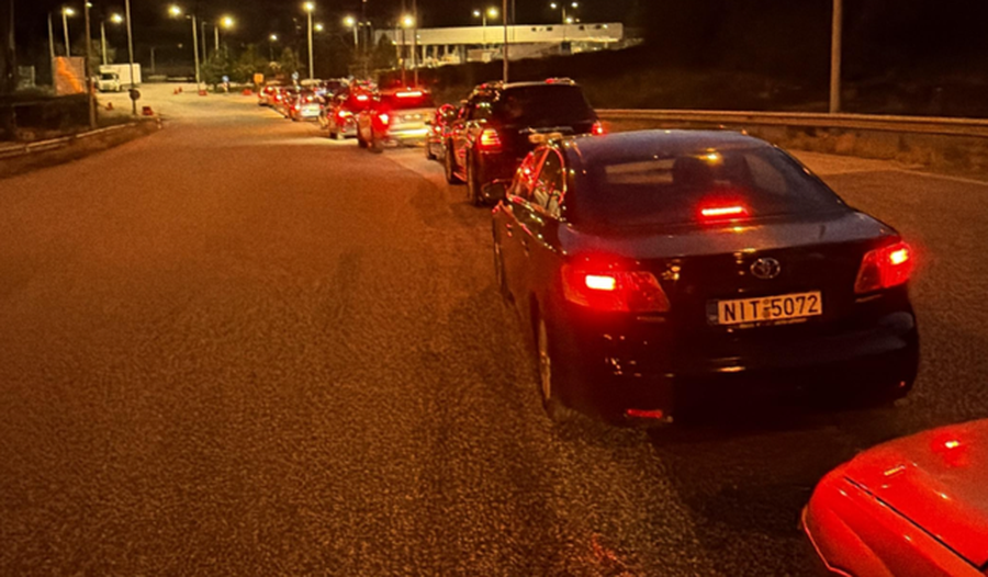 Po vijnë për protestën  Radhë të gjata automjetesh në Kapshticë  pritje me orë të tëra për hyrjen në Shqipëri