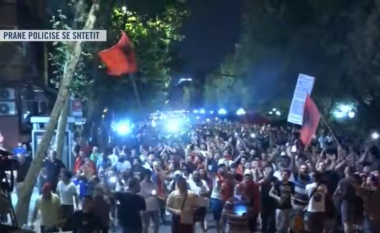 “Shqipëria e shqiptarëve, vdekje tradhtarëve”/ Marshimi masiv i protestuesve: PD, PS këlysha komunistësh