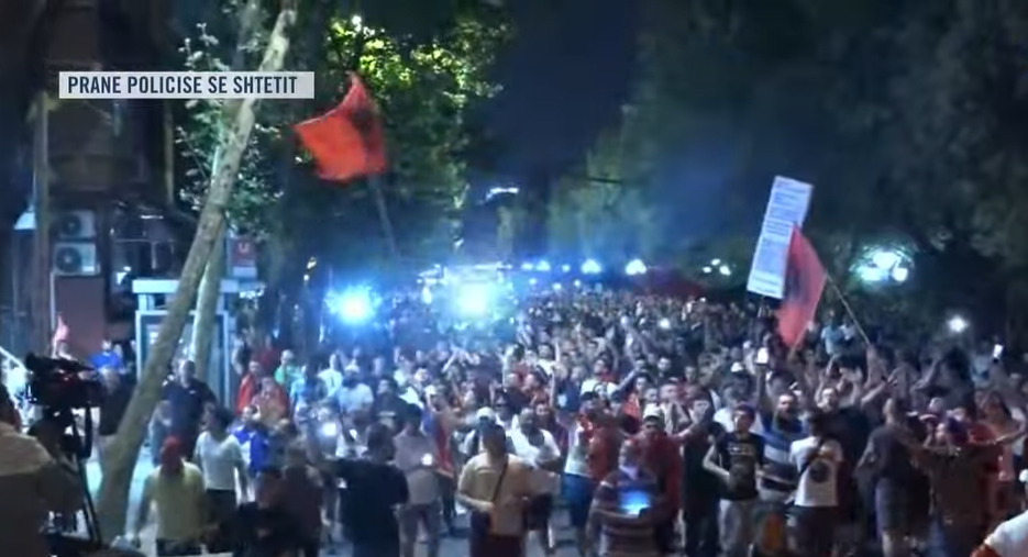  Shqipëria e shqiptarëve  vdekje tradhtarëve   Marshimi masiv i protestuesve  PD  PS këlysha komunistësh
