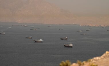 Dërgesat e naftës përmes Ngushticës së Hormuzit rriten dukshëm pas marrëveshjes SHBA-Iran