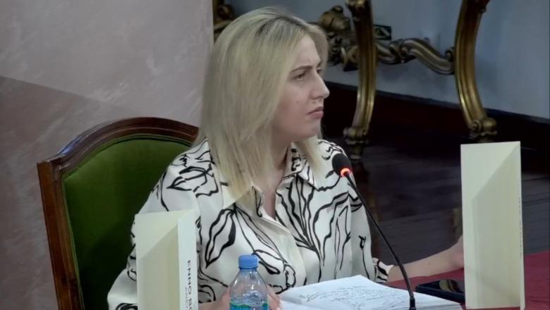 Zhupa përplaset me kryebashkiakun e Gramshit: Rri aty, mbaj vendin si i ftuar: Mazniku i kthehet deputetes: Ai ka më shumë vota se ty