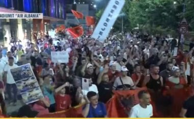 Përfundon protesta e 26-të kundër qeverisë, qytetarët mbyllin marshimin para Kryeministrisë: Rama jepe dorëheqjen! F*ck you!