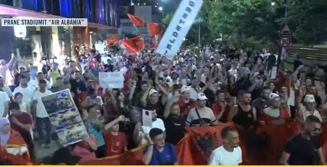 Përfundon protesta e 26 të kundër qeverisë  qytetarët mbyllin marshimin para Kryeministrisë  Rama jepe dorëheqjen  F ck you 