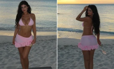 Kylie Jenner mahnit me linjat trupore, teksa pozon me bikini rozë