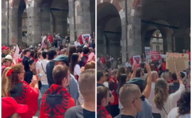 “Dorëheqje e Ramës”/ Me flamuj kuq e zi, pankarta dhe flamingo, shqiptarët në Itali mbushin sheshin në Milano, mbështesin revoltën e Tiranës (VIDEO)