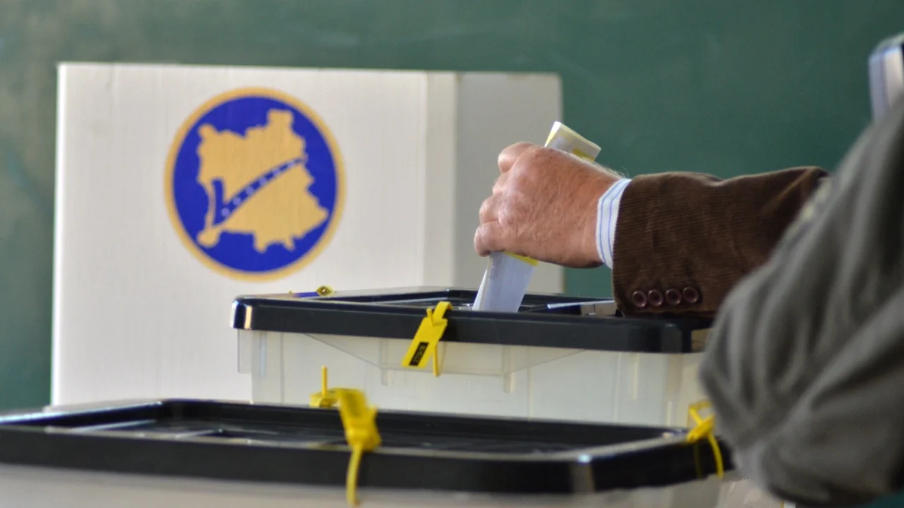 KQZ publikon të dhënat nga votimi në Kosovë  deri në mesditë votuan fizikisht gjysma e qytetarëve nga diaspora në 18 ambasada dhe kosullata