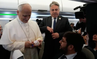 “Papa është me të gjithë, por…” Ati i Shenjtë shuan dilemat dhe zbulon skuadrën që mbështet në Spanjë