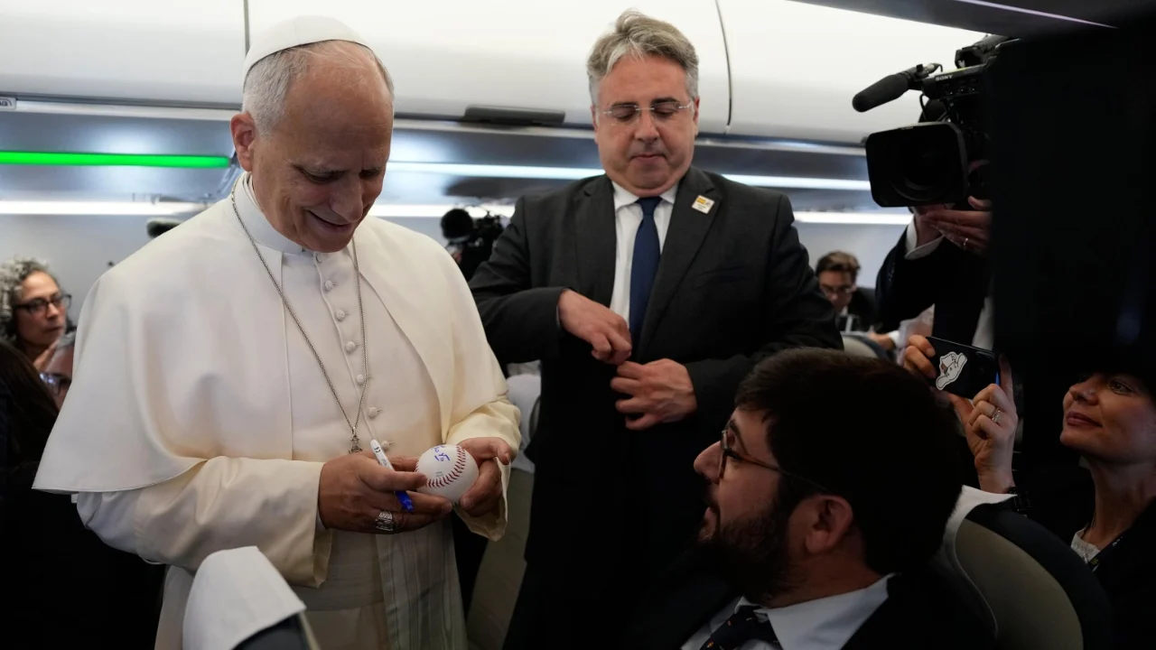  Papa është me të gjithë  por   Ati i Shenjtë shuan dilemat dhe zbulon skuadrën që mbështet në Spanjë