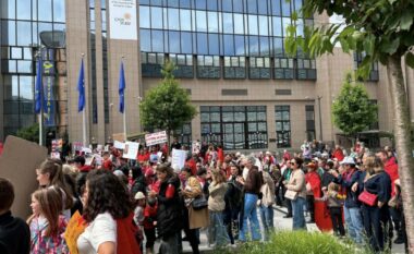“Atdheu nuk është në shitje”/ Diaspora në protestë para Komisionit Evropian, mesazh Ramës: 2 mln shuplaka do të vijnë nga shqiptarët (VIDEO)