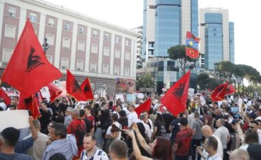 Dita e 8 e protestës, Bulevardi plot. “Shqipëri e re”! Protestuesit mbërrijnë te Kryeministria: Rama në burg, Berisha në burg