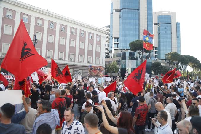 Dita e 8 e protestës, Bulevardi plot. “Shqipëri e re”! Protestuesit mbërrijnë te Kryeministria: Rama në burg, Berisha në burg