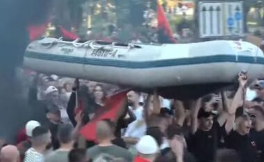 PO NDODH/ Të rinjtë “çajnë” turmën e protestës me gomone! Protestuesit sjellin simbole të emigrimit (FOTO)