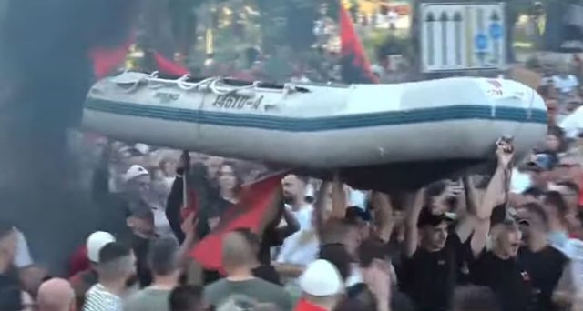 PO NDODH  Të rinjtë  çajnë  turmën e protestës me gomone  Protestuesit sjellin simbole të emigrimit  FOTO 