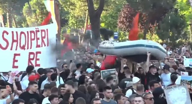 PO NDODH/ Të rinjtë “çajnë” turmën e protestës me gomone! Pr