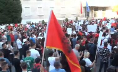 “Poshtë patronazhistët”/ Protestuesja i kthehet Ramës: Na quajte honxho-bonxho, por je ti ai që…