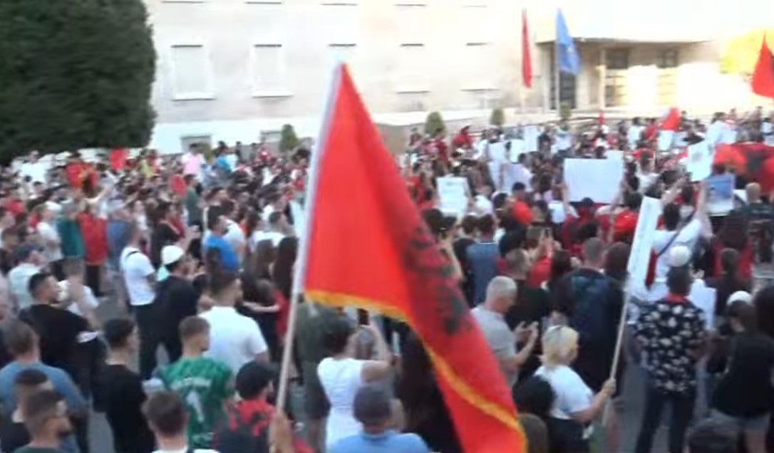 “Poshtë patronazhistët”/ Protestuesja i kthehet Ramës: Na qu