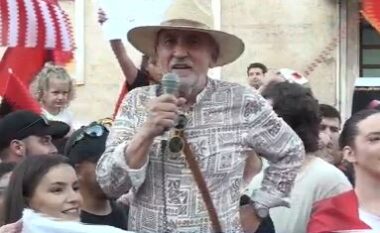 “Në shesh deri në dorëheqjen e Ramës”, Fatos Lubonja i bashkohet revoltës së qytetarëve: Na bashkoi parrulla ’Shqipëria nuk është në shitje’! Ta pastrojmë Atdheun nga ‘tumori’