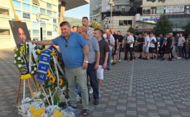 Elbasani në lot për Fatjon Bunjakun/ Qytetarë dhe sportdashës i japin lamtumirën e fundit futbollistit të ndjer