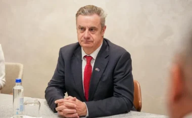 Britania paralajmëron Kosovën: Bllokada rrezikon mbështetjen ndërkombëtare