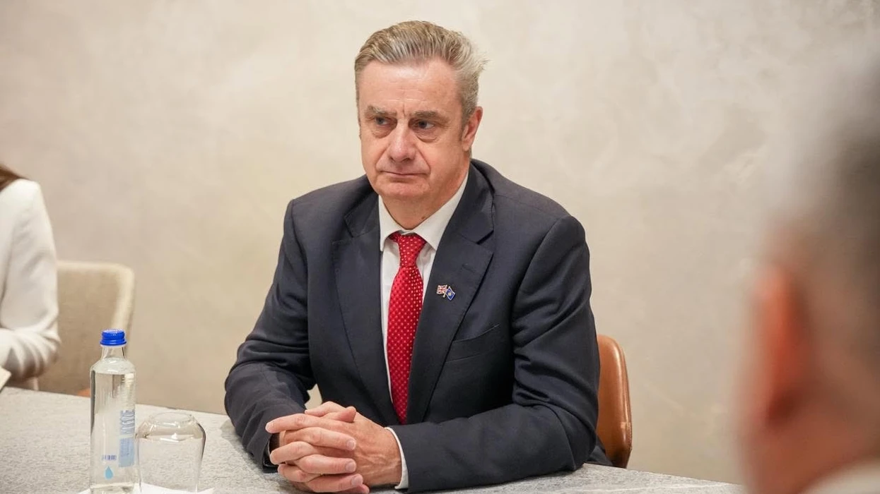 Britania paralajmëron Kosovën: Bllokada rrezikon mbështetjen