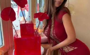 Emily Ratajkowski feston 35-vjetorin / Modelja shfaqet me fustan të kuq flakë krah Romain Gavras