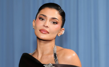 FOTO/ Kylie Jenner ndez rrjetin me fotot provokuese, prezanton koleksionin e ri veror të Khy!