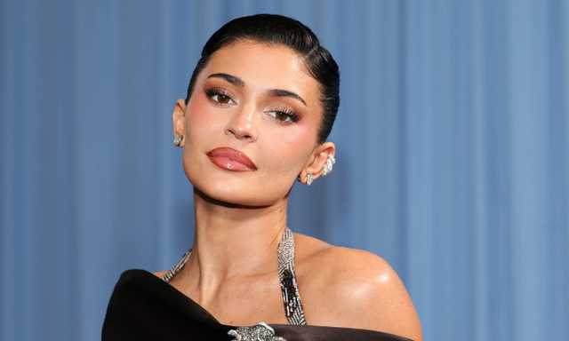 FOTO  Kylie Jenner ndez rrjetin me fotot provokuese  prezanton koleksionin e ri veror të Khy 