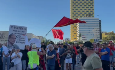 Qytetarët nisin marshimin drejt Kryeministrisë, pak metra larg sheshit ‘Italia’ ku po festojnë socialistët, aktivisti-protestuesve: Mos shkoni në mitingun e PS-së, kujdes provokimet