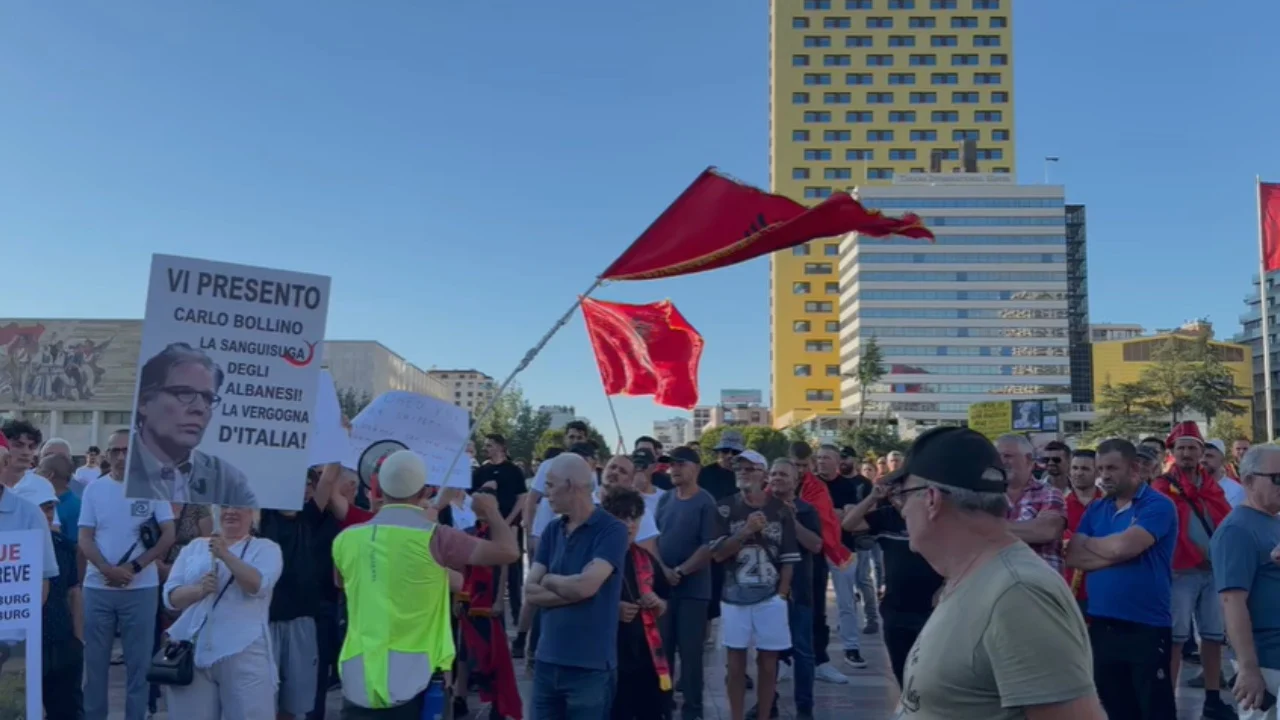 Qytetarët nisin marshimin drejt Kryeministrisë, pak metra larg sheshit ‘Italia’ ku po festojnë socialistët, aktivisti-protestuesve: Mos shkoni në mitingun e PS-së, kujdes provokimet