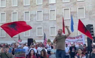 Dita e 13-të e protestës, qytetarët nisin fjalimet para Kryeministrisë, thirrje pjesëmarrësve në takimin e PS: Bashkohuni me ne