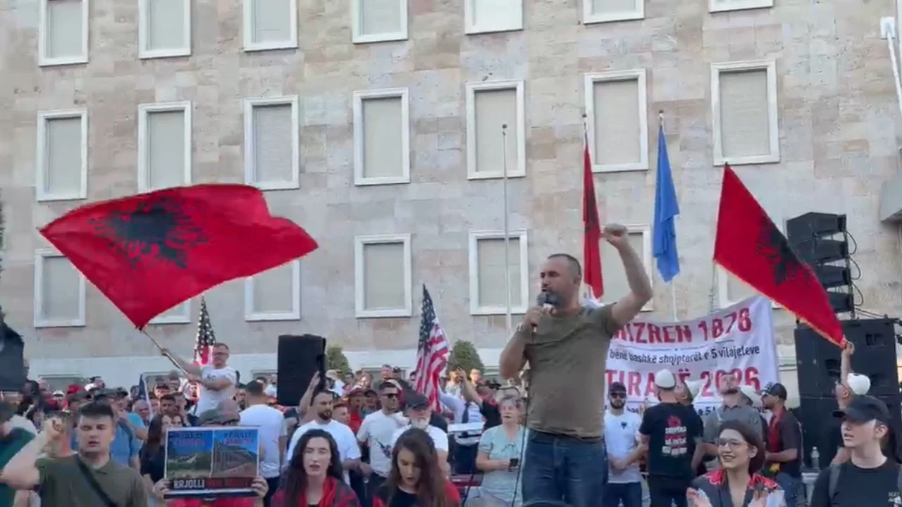 Dita e 13-të e protestës, qytetarët nisin fjalimet para Kryeministrisë, thirrje pjesëmarrësve në takimin e PS: Bashkohuni me ne