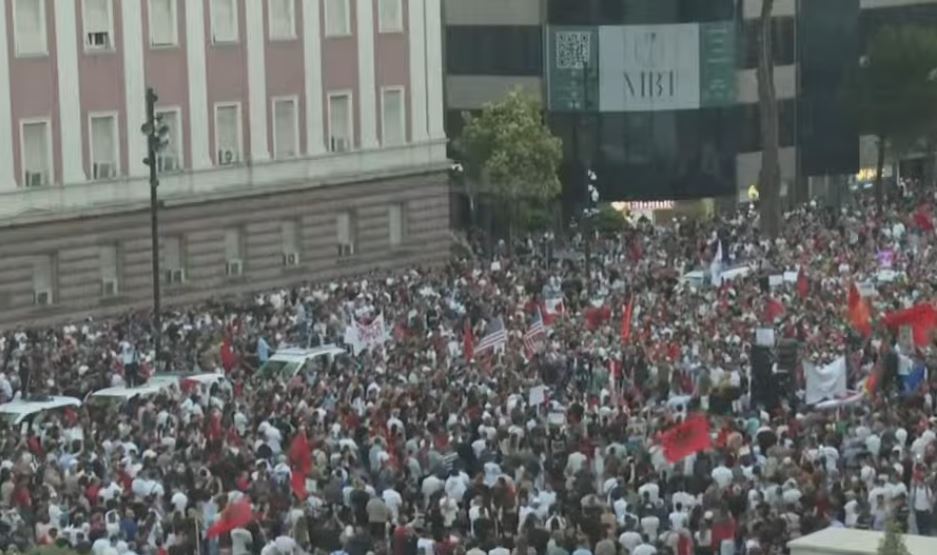 Diaspora mban fjalim para Kryeministrisë/Studenti: Na kanë mbyllur dyert e institucioneve sikur të ishim të huaj. Zgjohuni!