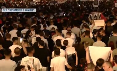 “Rama ik!” – Bulevardi i përmbytur nga protestuesit, nis marshimi në rrugët e Tiranës