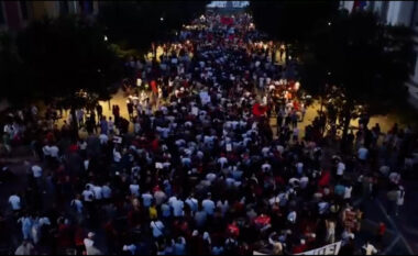 Protestuesit sfidojnë Botërorin, rrugët e Tiranës plot me qytetarë që marshojnë me thirrjet: Rama, jep dorëheqjen!