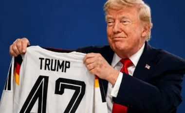 Trump merr dhuratë nga kancelari gjerman – fanellë me emrin e tij dhe numrin 47