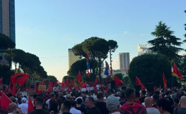 Dita e 21-të e tubimit në Tiranë, protestuesit mblidhen para Kryeministrisë, mbajnë fjalime njëri pas tjetrit në tribunë