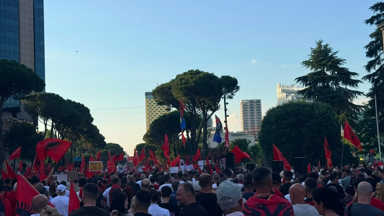 Dita e 21 të e tubimit në Tiranë  protestuesit mblidhen para Kryeministrisë  mbajnë fjalime njëri pas tjetrit në tribunë